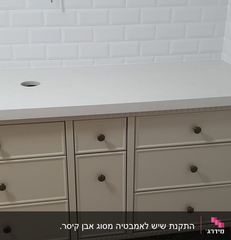 משטח שיש לבן עם חור לכיור